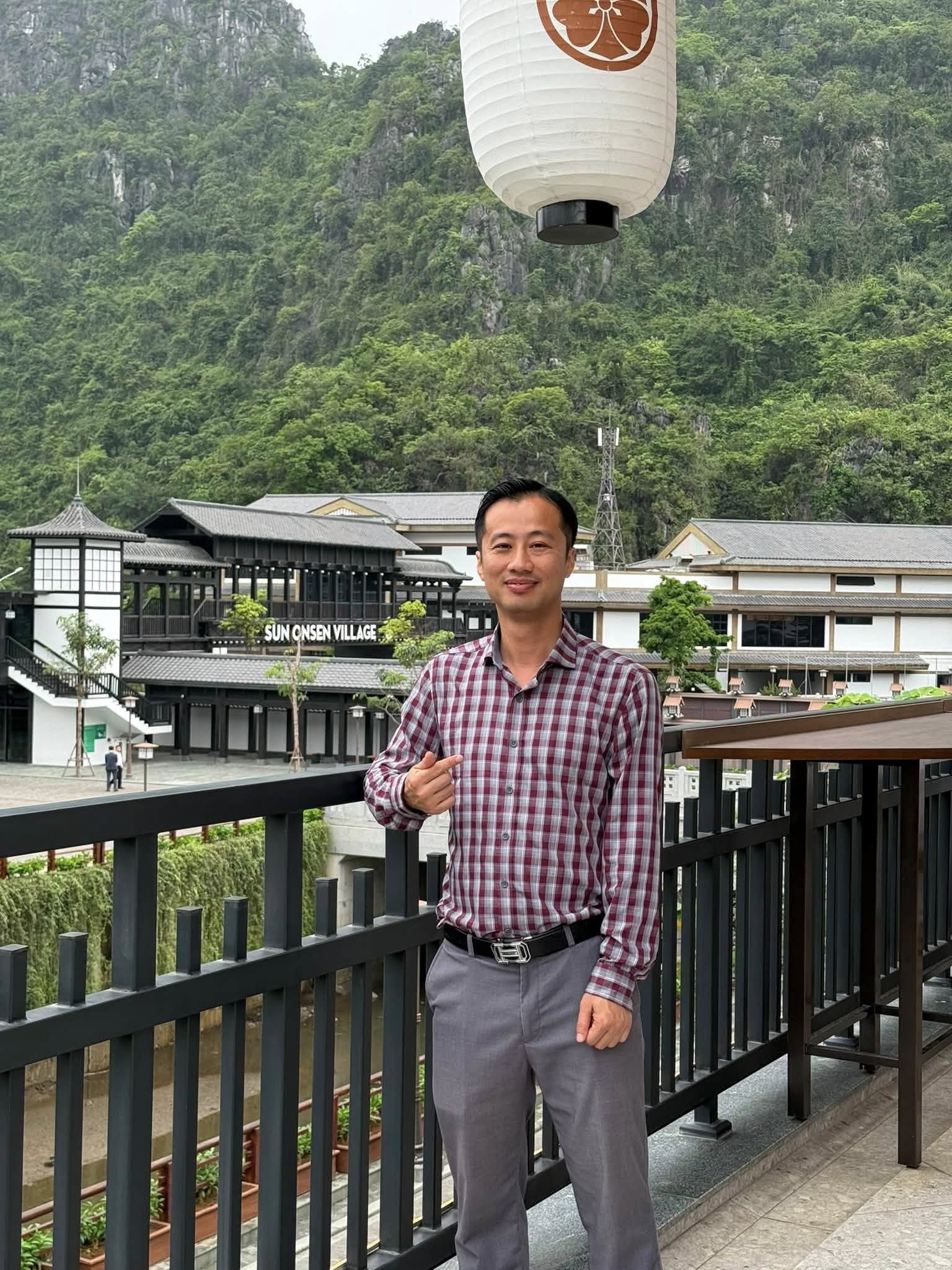 Khách hàng check in tại Villa Onsen Quang Hanh Quảng Ninh